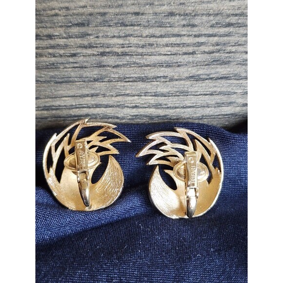 Trifari Crown Signed Vintage Clip On Feather Flame Gold Tone Earrings Textured - Picture 6 of 10